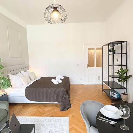 Cozy & Central 2 Bedroom Apartment Wina Bagian luar foto