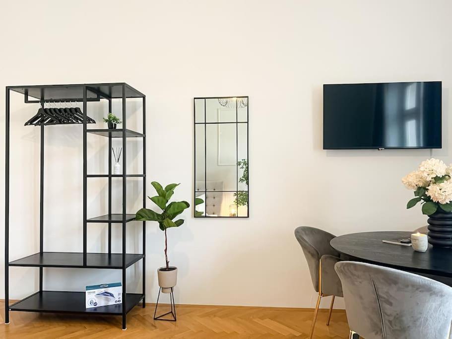 Cozy & Central 2 Bedroom Apartment Wina Bagian luar foto