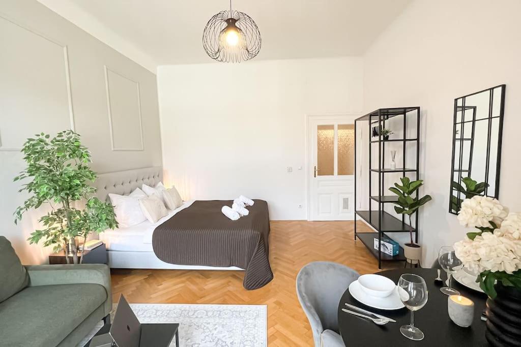 Cozy & Central 2 Bedroom Apartment Wina Bagian luar foto