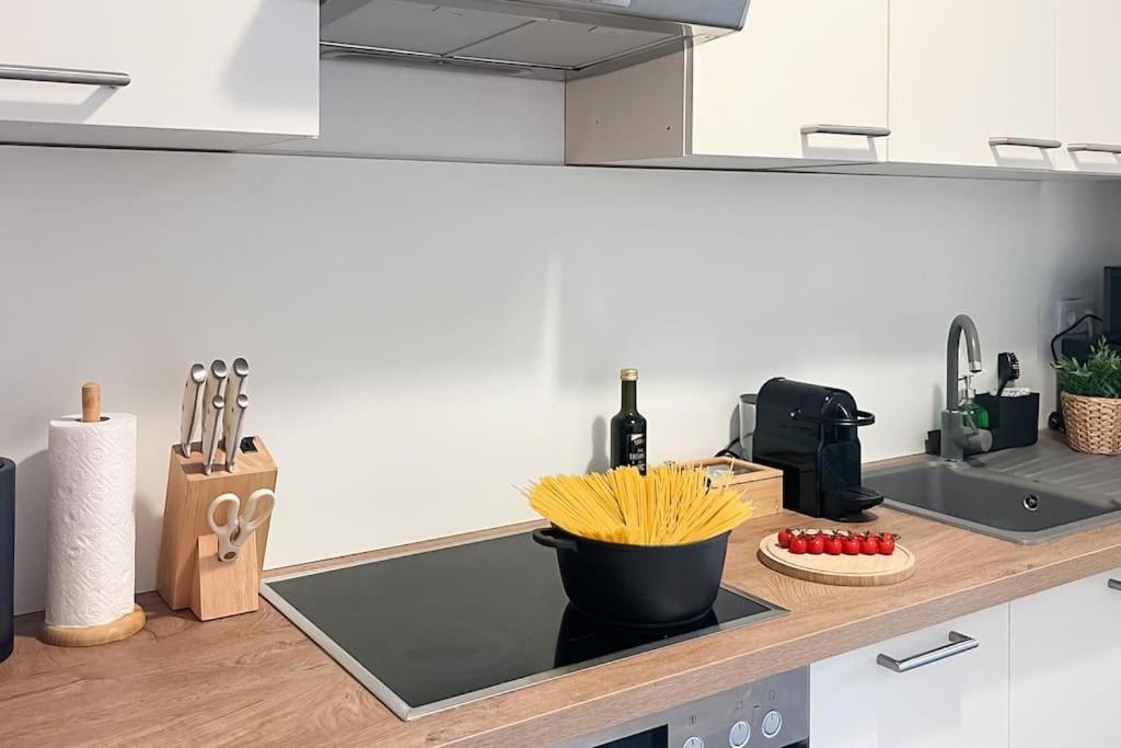 Cozy & Central 2 Bedroom Apartment Wina Bagian luar foto
